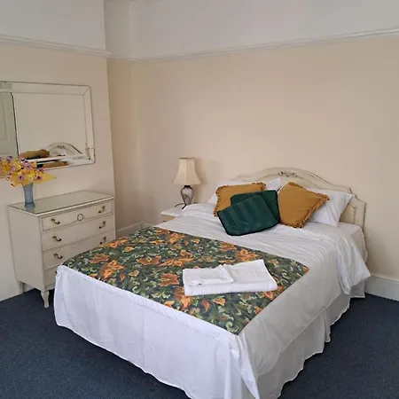 Luxury Super Double Bedroom London Seven Kings Train Station